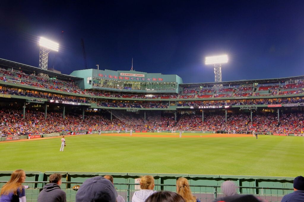 Fenway Park. 棒球和橄榄球当属美国最受欢迎的运动。今年波士顿红袜队赢得了美国职棒大联盟的冠军,游行盛典贯穿整个波士顿市。不过看比赛的时候噶无聊的,人们大多数啃着棉花糖,喝着啤酒,聊着天。只有极少数大叔对着球场嘶吼。每次只有大壮打出本垒打的时候才能引发场内的欢呼和人浪