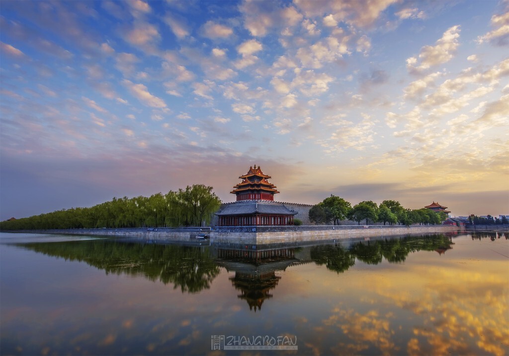 5月9日的角楼正位+侧位（重修）<br />
下班习惯性向西望去，出丁达尔了！今天兴许能出片，打车狂奔到角楼，路上堵车不说还赶上出租车司机莫名奇妙的和对面拐弯的大客车较劲。。各种对骂。。真的醉了。。。。不过结果是好的：）