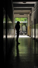 走廊里打电话的女生