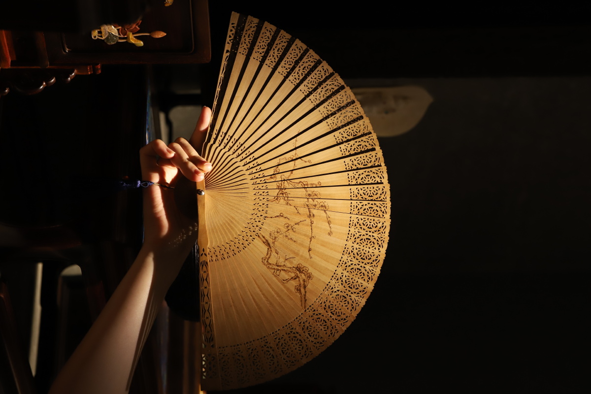 老山檀香扇远风知我意微凉又深情心中似有思绪万千回首又似空茫一片