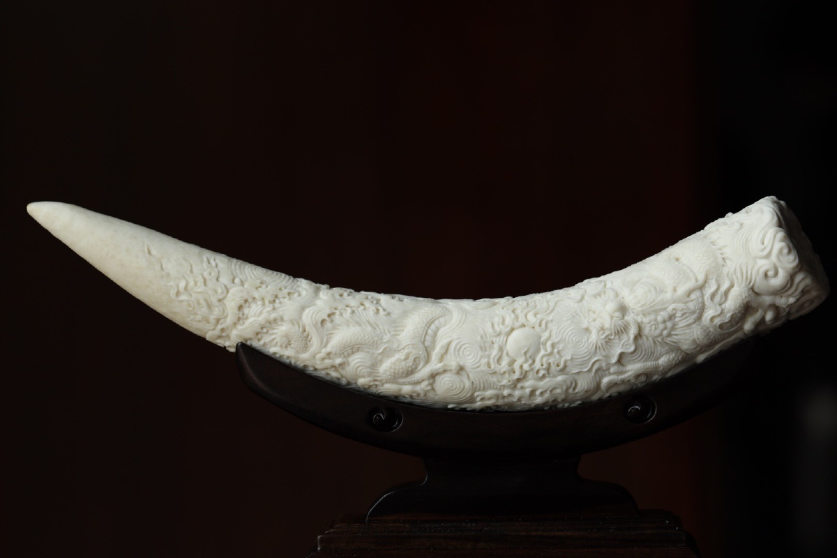 鹿角祥龙戏珠摆件