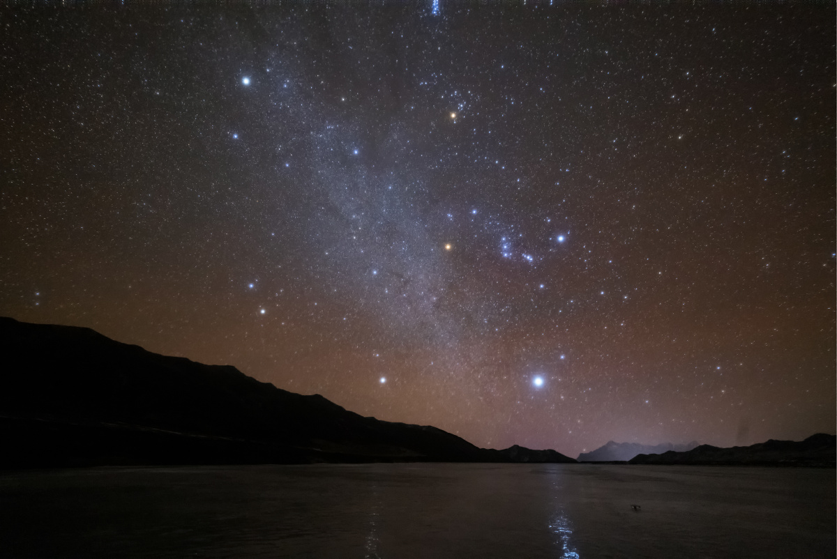 冬季六边形冬季夜空虽然没有了银心的点缀但它们同样