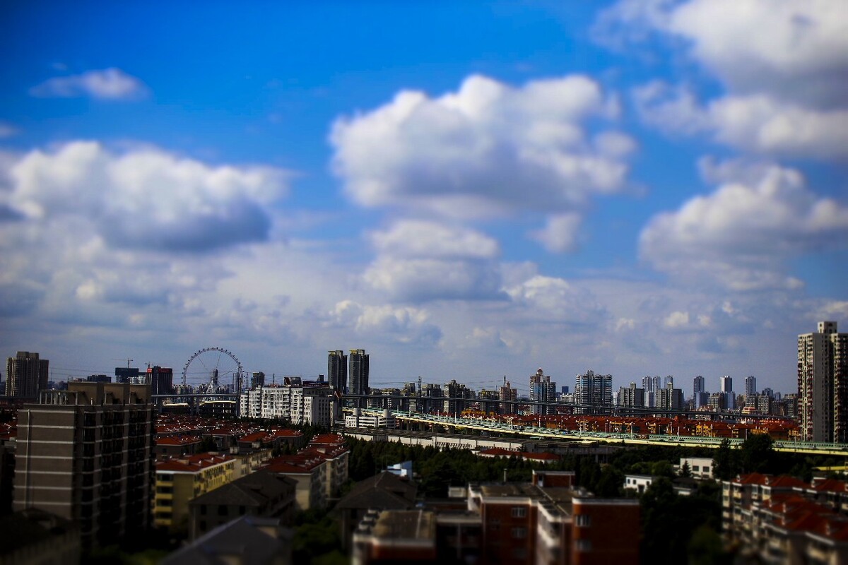 从华东理工13楼远眺锦江乐园，加上微缩模型效果。
