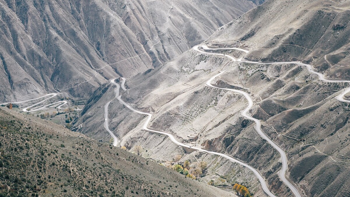 2012年秋天，骑行川藏的路上，翻过业拉山垭口，看见了这条川藏线上弯路最多的一段。震撼之余是对拓路者的由衷敬佩。