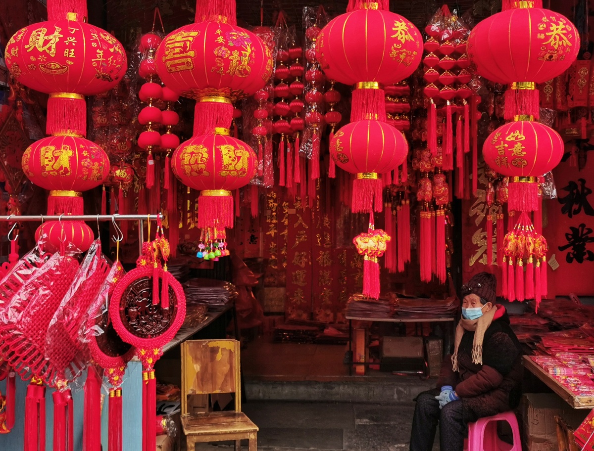 喜洋洋手机摄影春节前夕卖过年饰品的小店一派喜气洋洋氛围