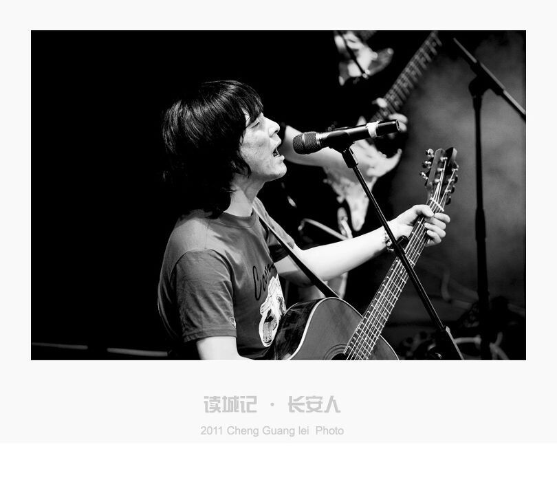 读城记·长安人——王建房<br />
王建房是陕西本土摇滚乐手,是继“西安三杰”张楚、郑钧、许巍之后最具实力的摇滚音乐人。 <br /><br />
<br /><br />
他是音乐人,是歌手,<br /><br />
<br /><br />
他的歌声不是唱出来的,是“吼”出来的。<br /><br />
<br /><br />
他是陕西人,是一头西北狼,<br /><br />
<br /><br />
有着骄傲的性格,执着的坚持自己的理想——活着 。<br /><br />
<br /><br />
他是男人,有血性的真汉子。