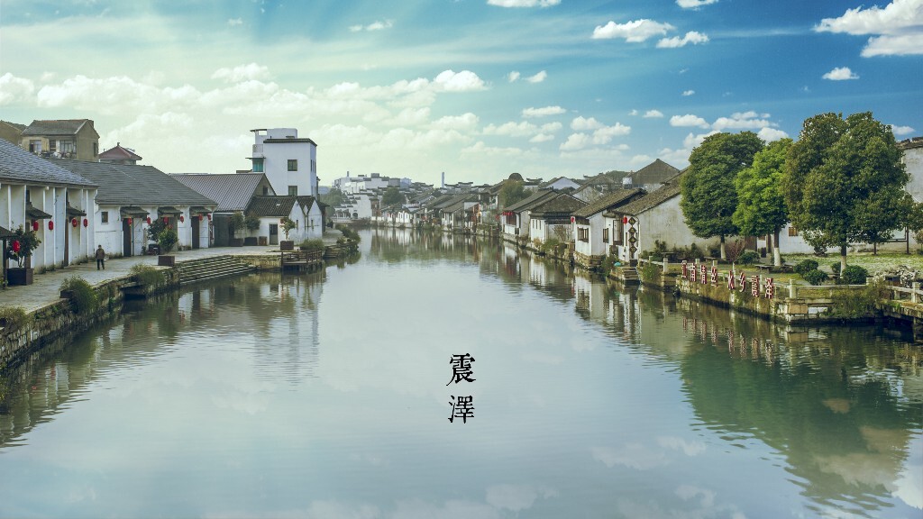 二月的江南，游走于千年古镇，古色古香的历史遗迹与春日生机勃勃的景象碰撞，行步其中使人气神爽朗。