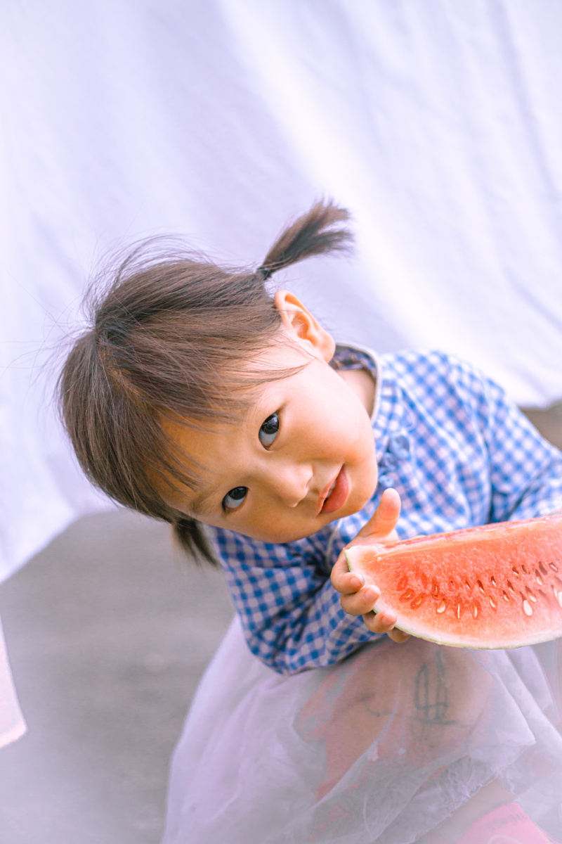 吃西瓜的小朋友