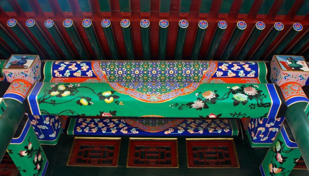 古建维修后的画栋。