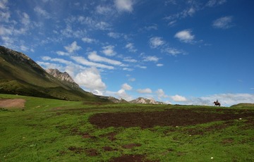 行走在旷野中。