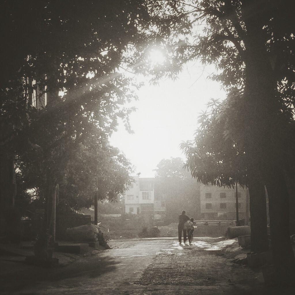 放学路上一对母女