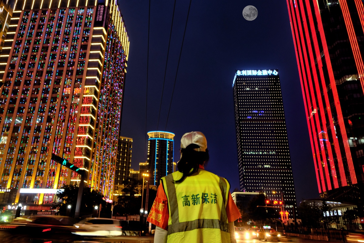 抓拍到环卫阿姨抬头一瞬,他们也对这个城市充满向往吧,向城市守护者