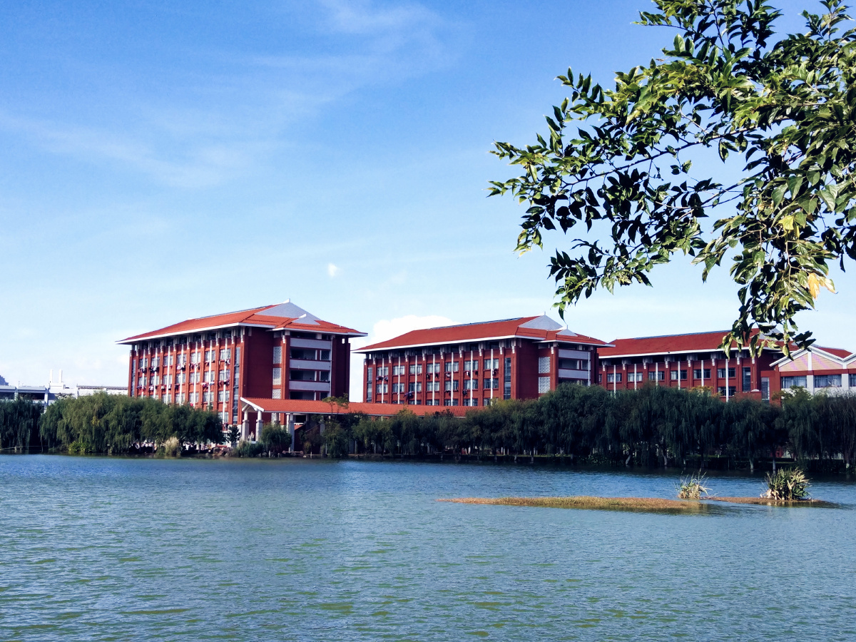 云南民族大学雨花湖