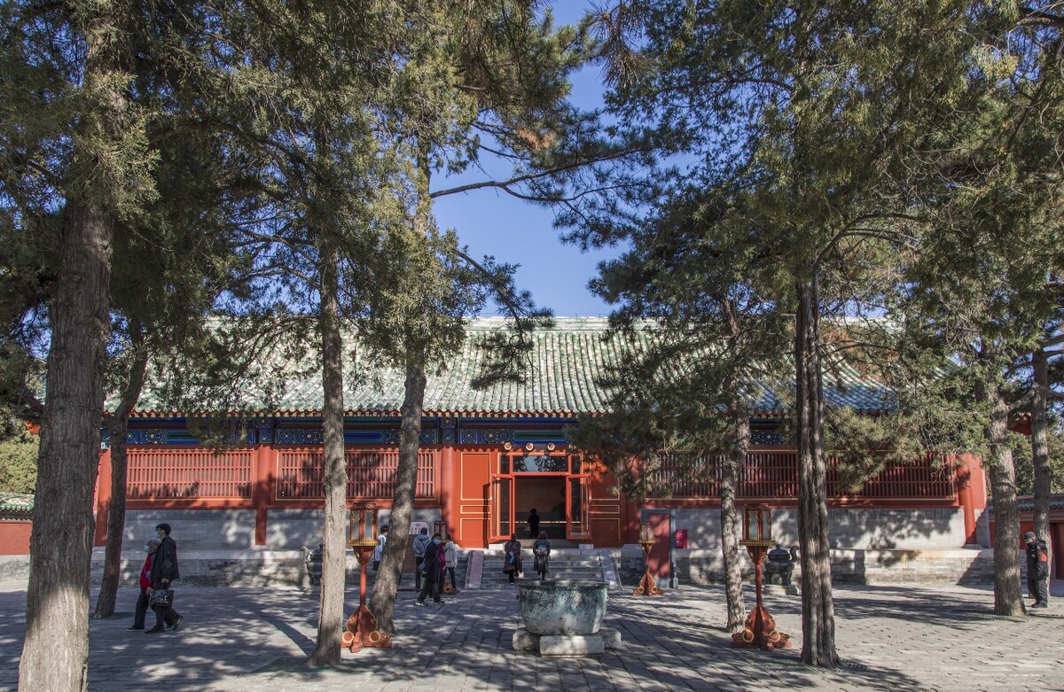 买uv的阿伯<br />
刚刚在二手店试镜头，给遇上了这样一景