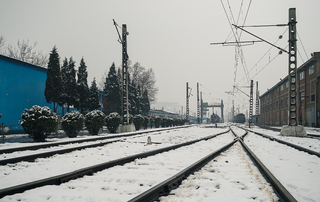 二月。<br />
过年时候会迁安老家，正好遇上大雪。跟着亲戚逛了废弃的首钢铁路，和家边的（雪）山。