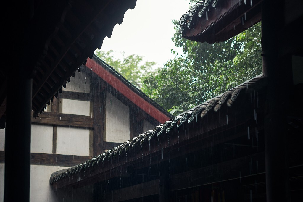 九月。<br />
成都。整整两天都在下雨，完全是另外一番样子。