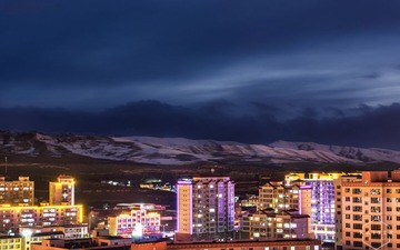 雪山与城