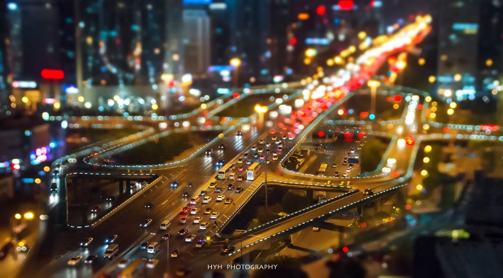 6.在这歌舞升平的城市<br />
经典的机位，利用一些后期的小技法拍摄国贸桥的周五晚上的一个瞬间。