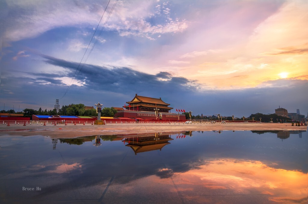 9.阅兵前夕<br />
北京即将进行大阅兵，有一天清晨来到天安门，不知为何地上被人洒了水，趴在地上完成了这张照片。感谢借我自行车的伙伴和没有轰我走的警察。
