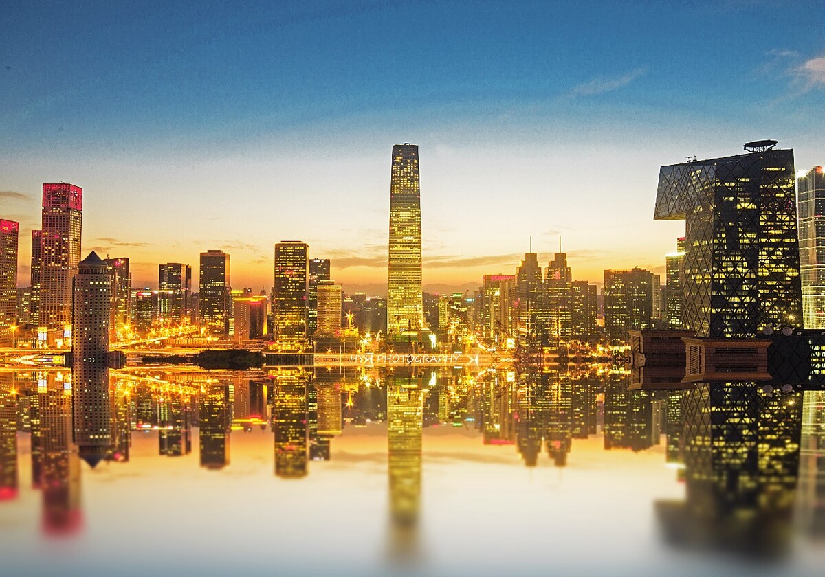 当北京变成天空之城，彼岸灯火辉煌的国贸，却在繁华的忙碌中尽显平静。