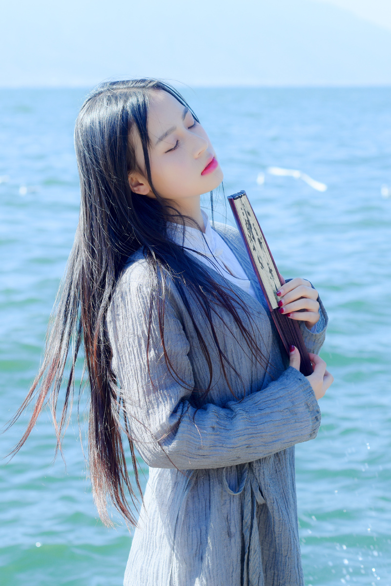 这世间人情冷暖,愿你终可得自在。