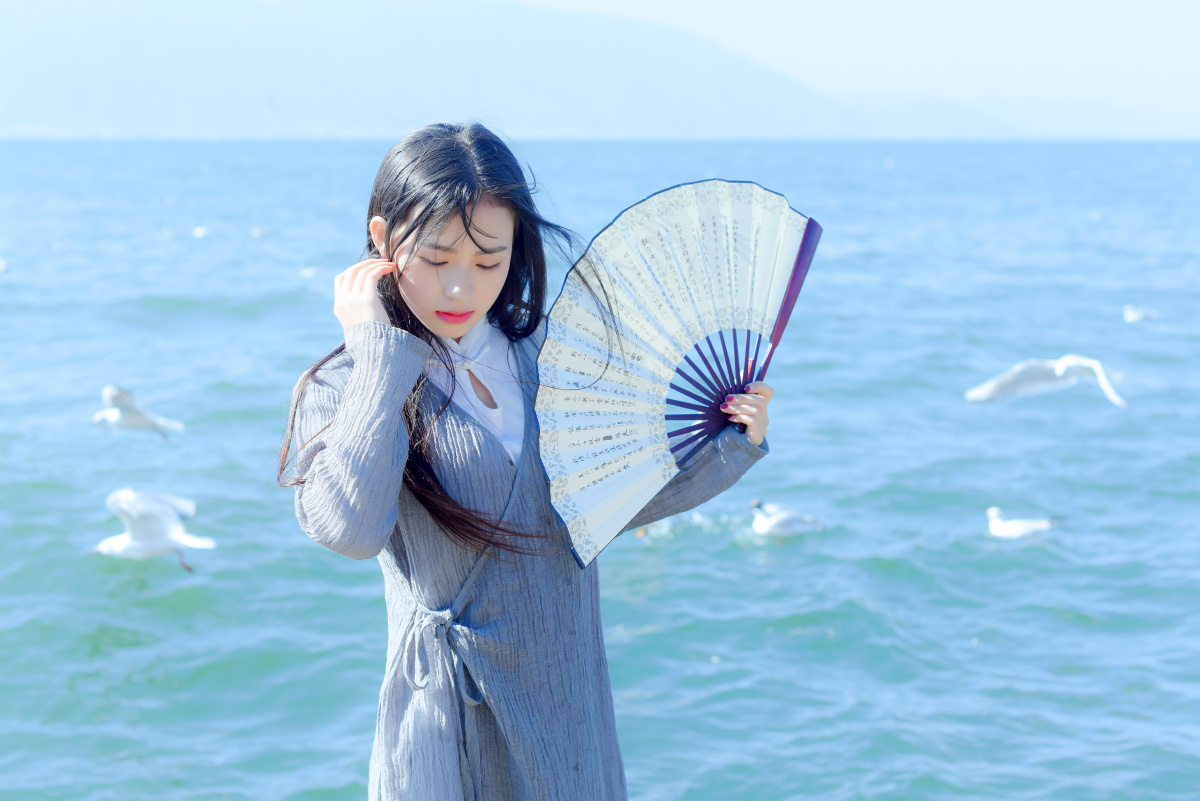 这世间人情冷暖,愿你终可得自在。