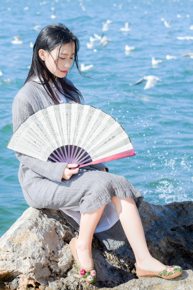 这世间人情冷暖,愿你终可得自在。