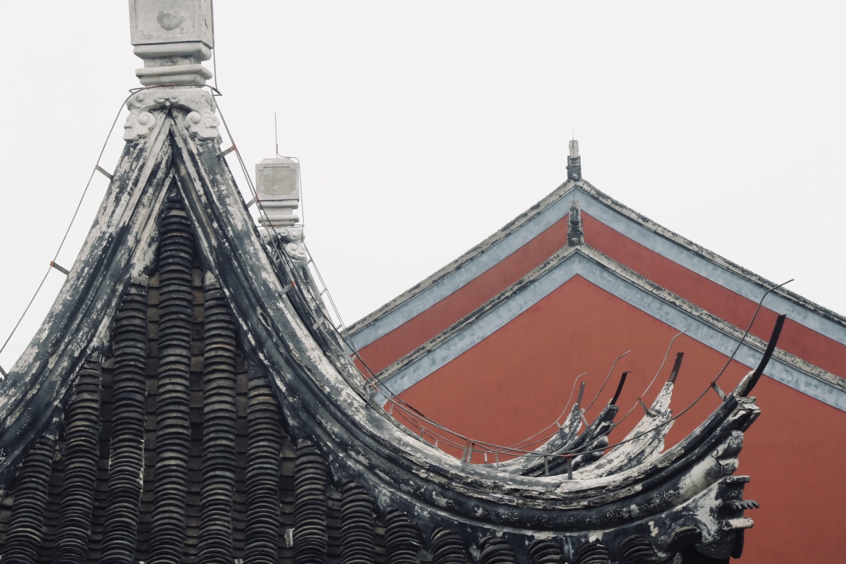 四连飞檐,红墙黛瓦.穹窿山上,三清阁旁