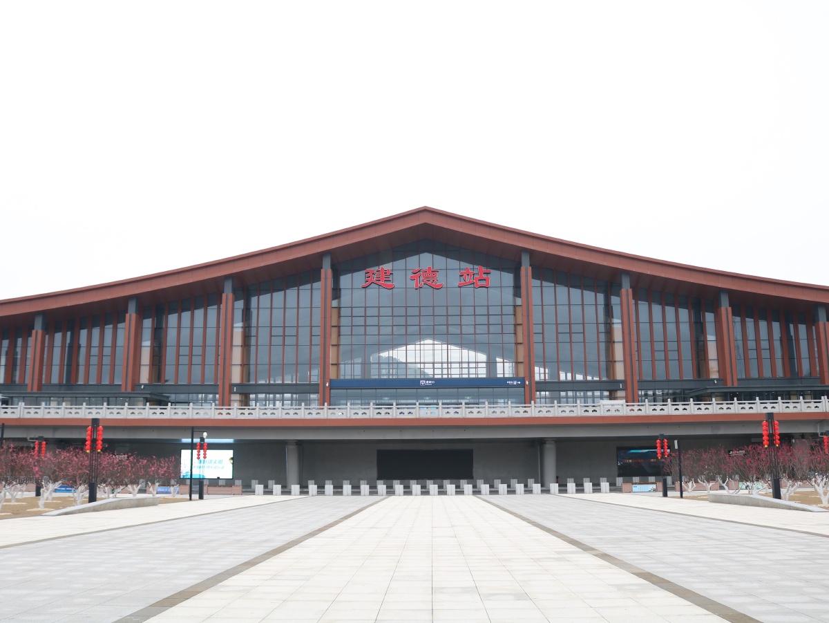 天下梅花两朵半北京一朵南京一朵还有一朵在严州春节的建德高铁站满目