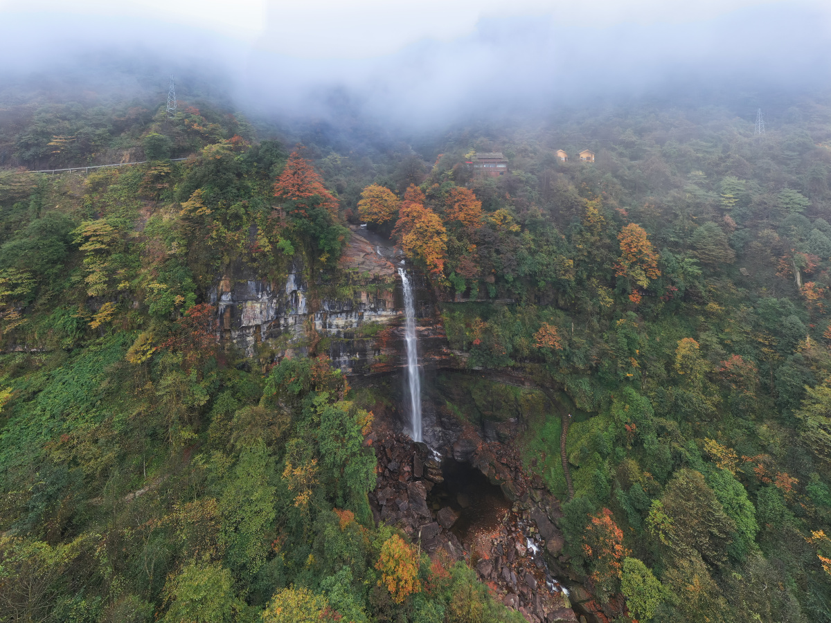 深秋时节隐藏在乌蒙山深处的昭通彝良小草坝各种红黄蓝绿的色彩覆盖了