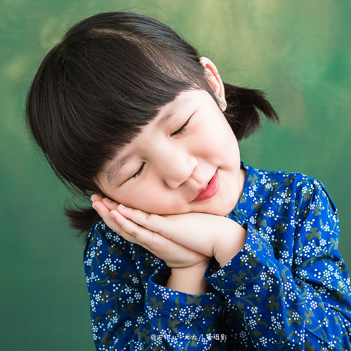 宅在家里,也可以帮宝宝拍一组美美的肖像照呢.