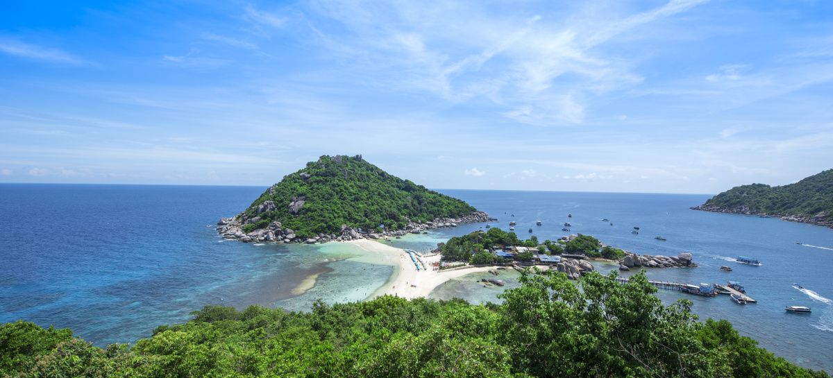 南园岛的至高点,远望细沙组成的人字沙滩给岛屿增添了些许趣味