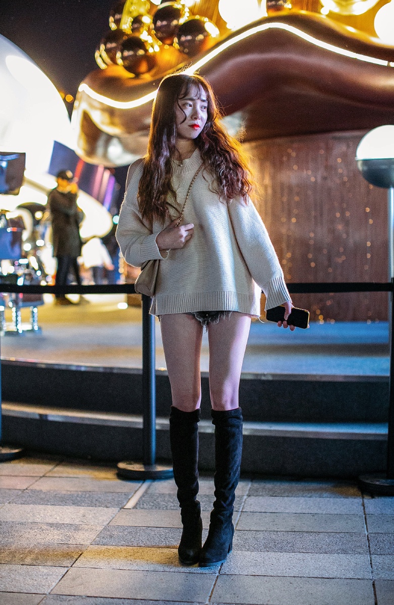 广州街拍针织衣长靴牛仔短裤