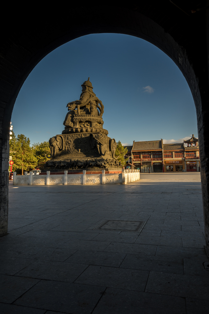 呼和浩特大召寺广场,牌楼,塑像 - 仁畜无害 - 图虫