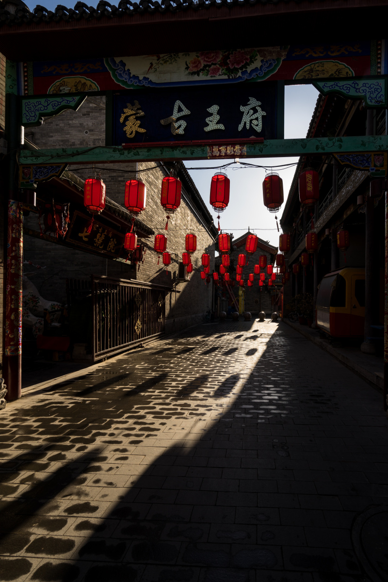 呼和浩特塞上老街位于大召广场西边传统建筑风格经营古玩旧物小吃等