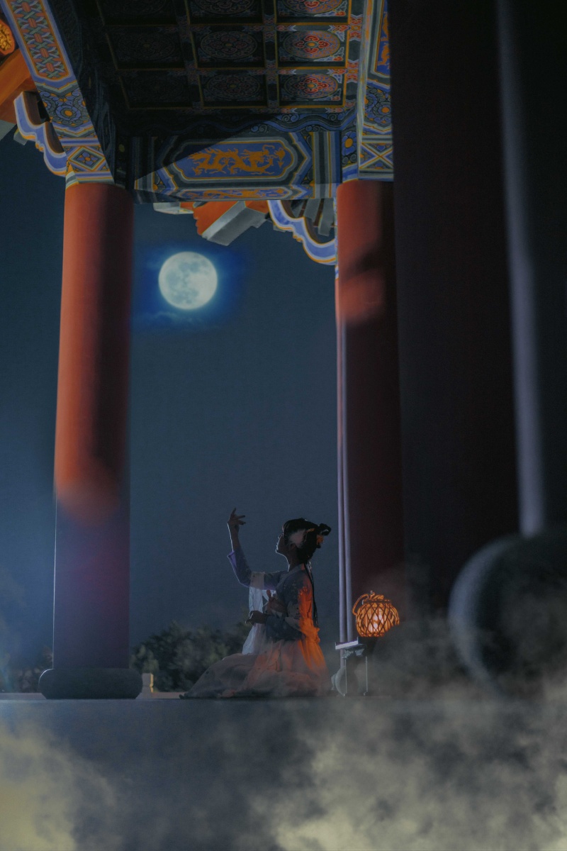 云母屏风烛影深,长河渐落晓星沉.