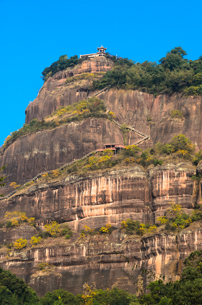长老峰 br />  br /> 丹霞山雄奇秀险的瑰丽风光吸引了历代文人墨客