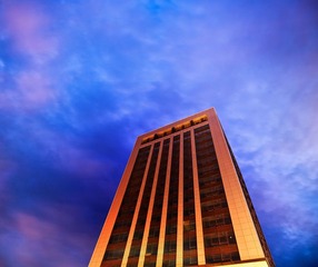将近8点的天空 还能看见粉红色的云呢