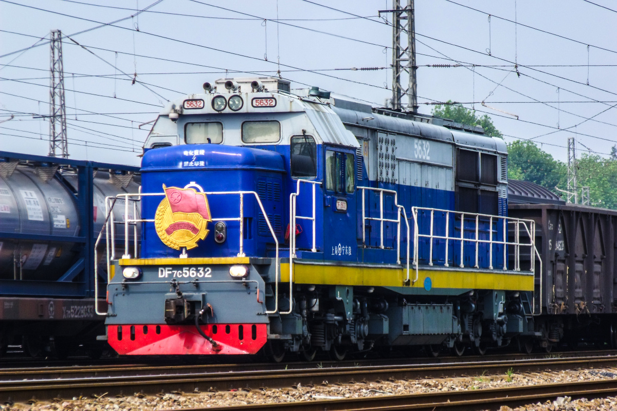 南京东站挂牌调机df7c5632共青团号