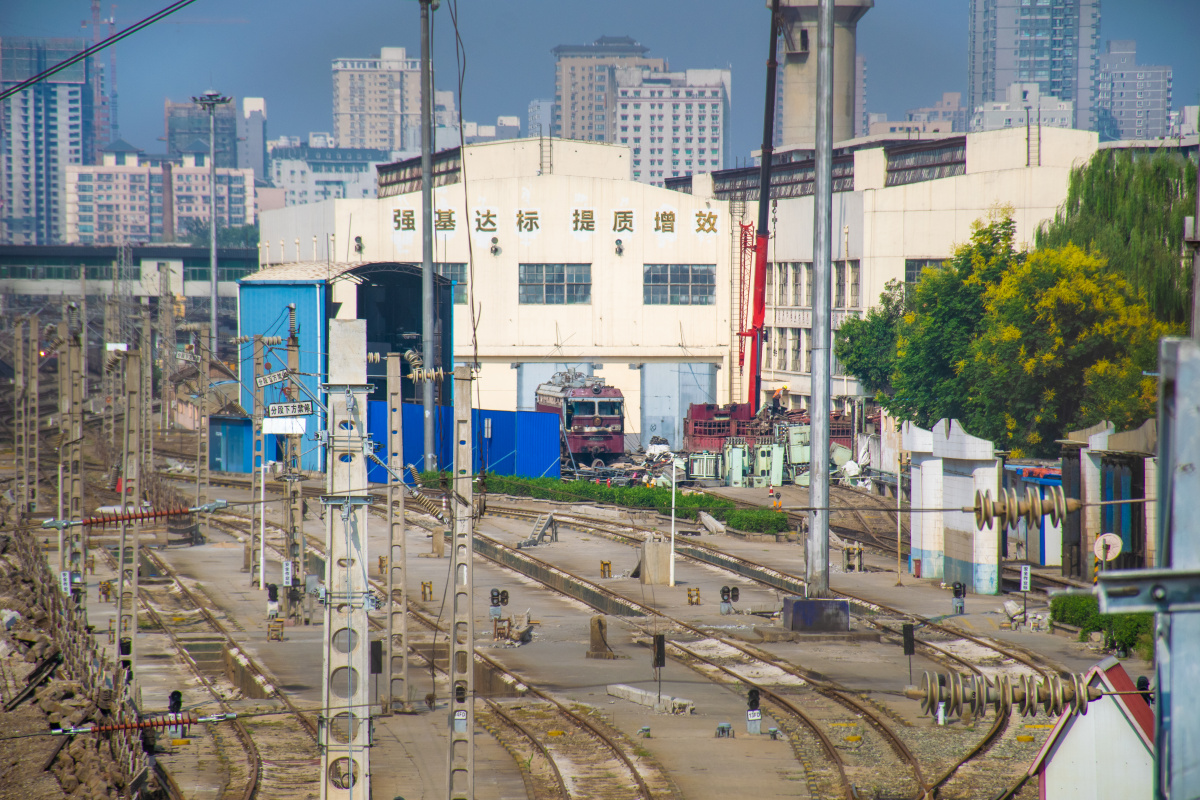 西安机务段拆解中的ss6b