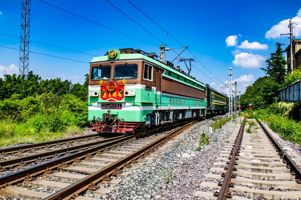 成昆铁路共青团号挂牌ss3机车