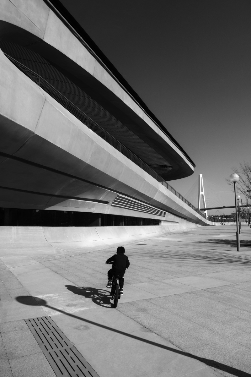 光和影上海港口轮渡站黑白光影高反差