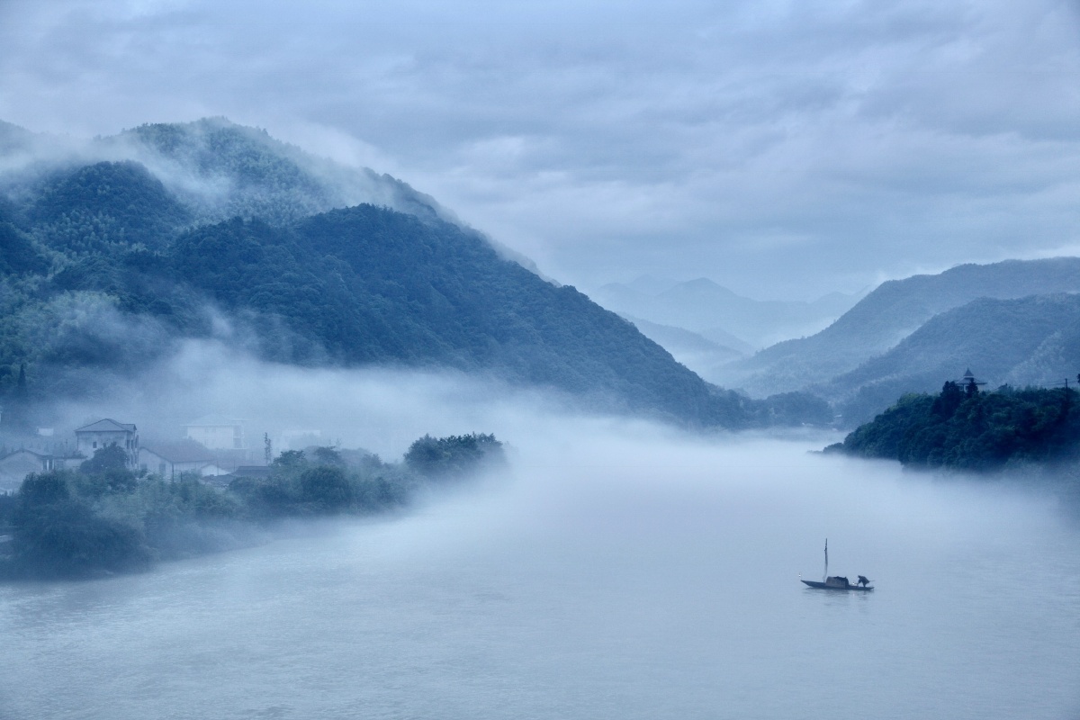 水墨丹青早上拍摄于中国浙江乌溪江边