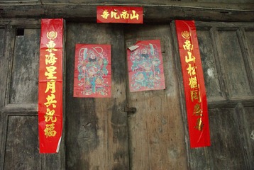 已经被岁月侵蚀的老房子，无法推断出当初建起的摸样。木门打开与关闭发出的“咯吱咯吱”声，像鞭炮一般，响在孩时对世界的好奇里；像悠