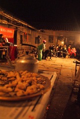 夜里的演出，茶、瓜子、花生。