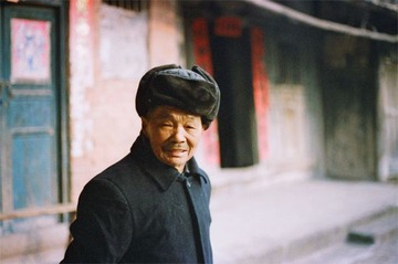 老人总是安静，无论他们做什么，看什么。