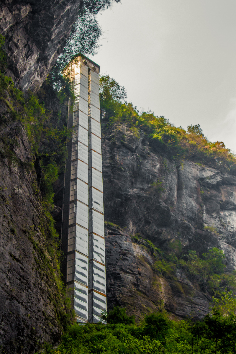 垂直高度达80米的观光电梯