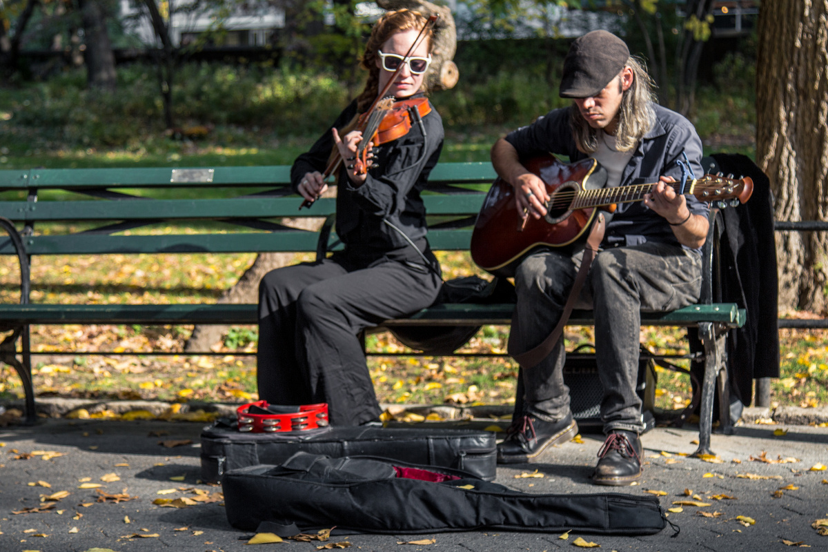 中央公园旁,两位正在演奏的街头的艺人.