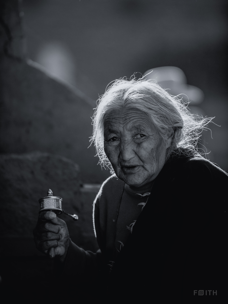 藏民虐城的绕着德阁印经院念经祈祷,可能是心生敬畏之心,躲得远远的