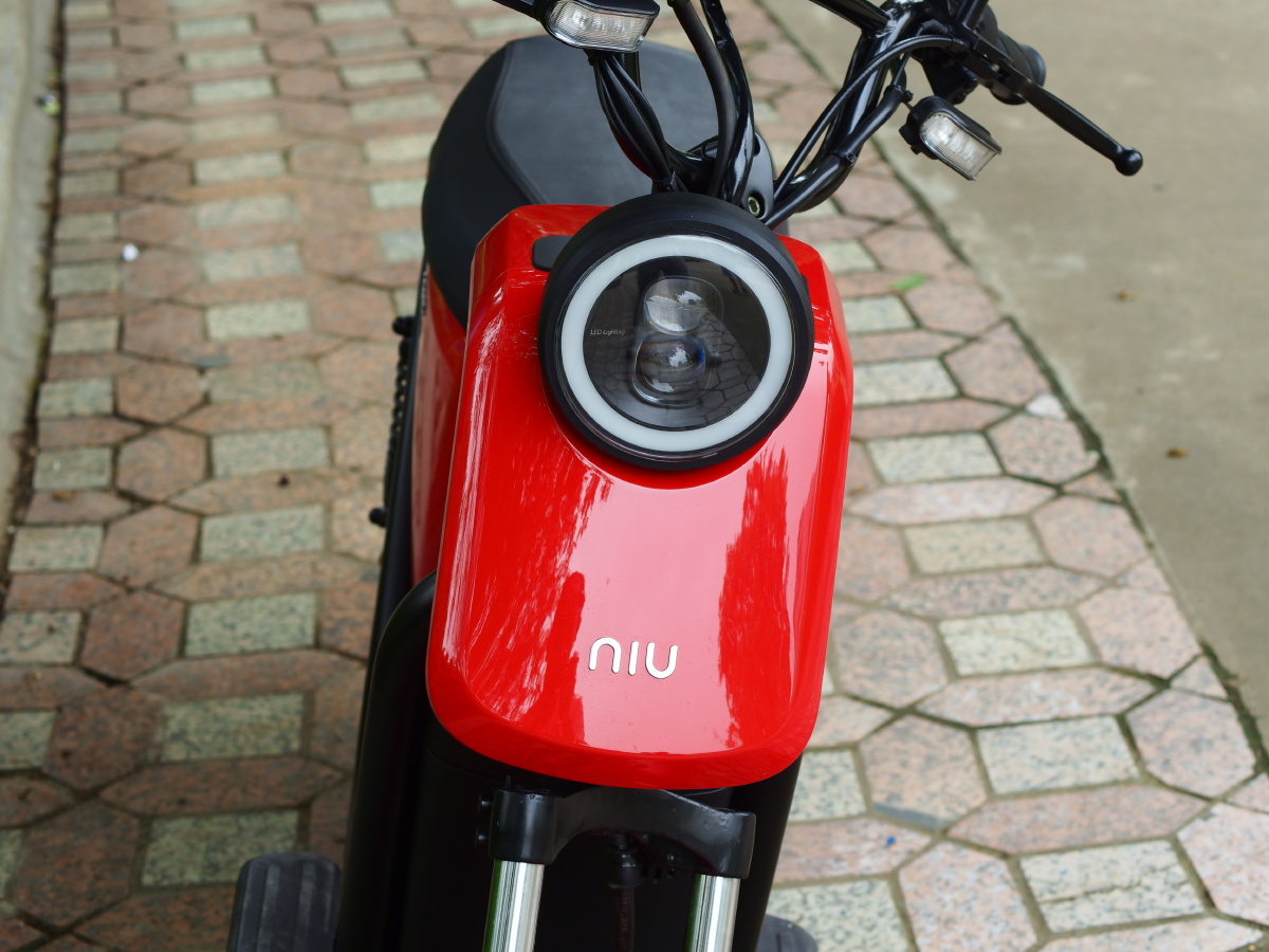 新买的小牛u1准备加装部件第一次发图喜欢可以点赞有个小姐姐模特就更